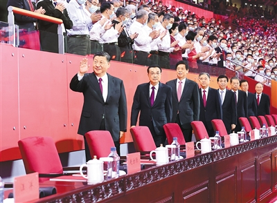 6月28日晚，庆祝中国共产党成立100周年文艺演出《伟大征程》在国家体育场盛大举行。习近平、李克强、栗战书、汪洋、王沪宁、赵乐际、韩正、王岐山等党和国家领导人，同约2万名观众一起观看演出。新华社记者 鞠鹏 摄