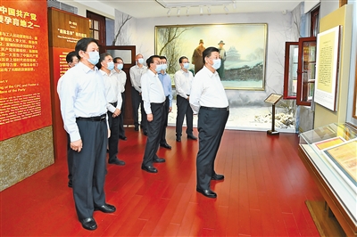 6月25日，中共中央政治局就用好红色资源、赓续红色血脉举行第三十一次集体学习。这次集体学习采取参观和讨论相结合的形式，这是习近平、李克强、栗战书、汪洋、王沪宁、赵乐际、韩正等在北大红楼参观“光辉伟业　红色序章——北大红楼与中国共产党早期北京革命活动主题展”。新华社记者 谢环驰 摄