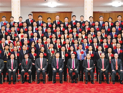 6月29日，庆祝中国共产党成立100周年“七一勋章”颁授仪式在北京人民大会堂金色大厅隆重举行。习近平等领导同志在颁授仪式前会见全国“两优一先”表彰对象。新华社记者 申宏 摄