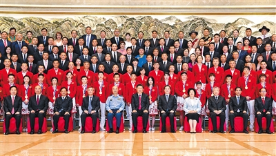 9月15日，中共中央总书记、国家主席、中央军委主席习近平在陕西省西安市亲切会见全国群众体育先进单位、先进个人代表和全国体育系统先进集体、先进工作者代表，东京奥运会中国体育代表团运动员和教练员代表等，并同大家合影留念。新华社记者 燕雁 摄