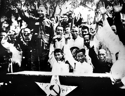 图②：1925年6月，为了支援上海人民五卅反帝爱国运动，广州和香港爆发了由共产党人领导的省港大罢工。图为省港大罢工工人代表大会一致通过决议案的情形。 （图片来源：人民视觉）