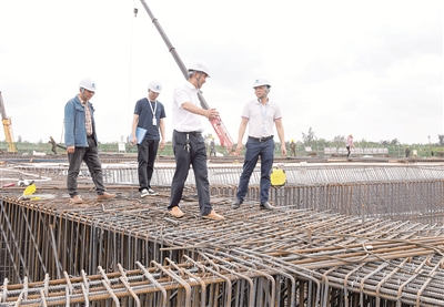 海南省海口市纪委监委紧盯土地利用、工程招投标、国土空间规划“三个领域”，坚决纠治因地生腐、坐地生财等问题，确保工程项目建设风清气正，高质量推进清廉自贸港建设。图为海口市纪检监察干部到美兰机场二期配套项目走访，强化监督检查。苏弼坤 摄