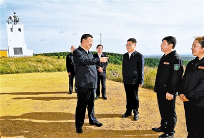8月23日至24日,中共中央总书记、国家主席、中央军委主席习近平在河北省承德市考察。这是23日下午,习近平在塞罕坝机械林场月亮山考察时,亲切看望护林员刘军、王娟夫妇。 新华社记者 谢环驰 摄
