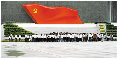 中国共产党历史展览馆西侧广场上的雕塑作品《旗帜》,吸引众多参观者驻足观看。 (图片来源:人民视觉)
