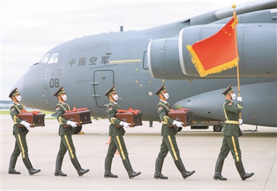 9月2日,在韩国仁川国际机场,中国人民解放军礼兵护送烈士棺椁登上解放军空军专机。新华社记者 王婧嫱 摄