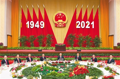 9月30日晚,国务院在北京人民大会堂举行国庆招待会,热烈庆祝中华人民共和国成立72周年。习近平、李克强、栗战书、汪洋、王沪宁、赵乐际、韩正、王岐山等党和国家领导人与中外人士欢聚一堂,共庆共和国华诞。 新华社记者 谢环驰 摄
