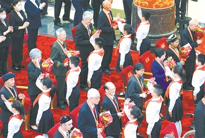庆祝中国共产党成立100周年“七一勋章”颁授仪式在北京人民大会堂金色大厅隆重举行。图为少先队员向勋章获得者献花,敬礼致意。 新华社记者 高洁 摄