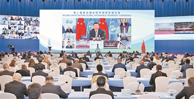 10月14日晚,国家主席习近平以视频方式出席第二届联合国全球可持续交通大会开幕式并发表题为《与世界相交 与时代相通 在可持续发展道路上阔步前行》的主旨讲话。新华社记者 刘彬 摄