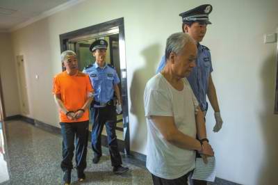 饶道群（右）和李军被带向法庭