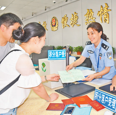 推动全球经济可持续发展的中国方案,体现了完善全球治理体系、促进世界和平发展的中国担当