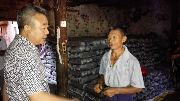 深入香菇种植基地查看驻村工作队帮扶措施落实情况