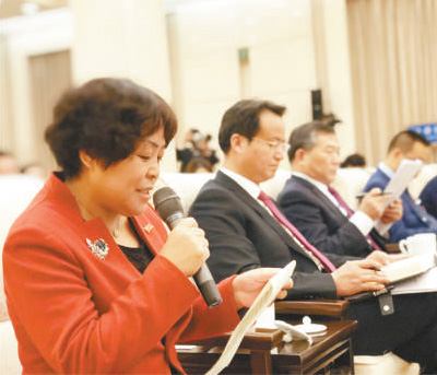 10月18日，陕西省铜川市王益区红旗街街道党委副书记、红旗社区党支部书记、居委会主任李秋莲代表在陕西代表团开放日上发言。