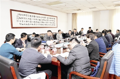 中央纪委监察部机关100余名基层党组织负责人和领导班子成员,就学习贯彻党的十九大精神,在中国纪检监察学院接受培训,拉开了委部机关基层党组织负责人及局处级党员干部学习贯彻党的十九大精神集中轮训班的序幕