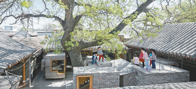 孩子们在改造后的北京前门大栅栏茶儿胡同8号“微杂院”玩耍。 资料图片