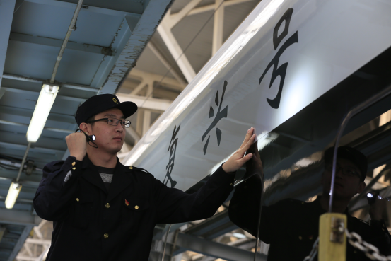 【镜头·共产党员在身边】“复兴号”上党徽闪耀