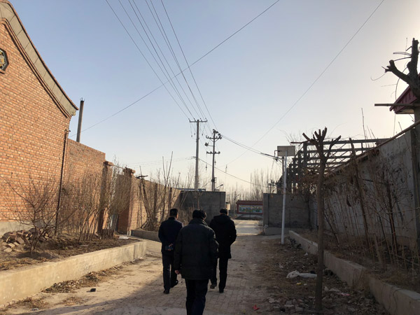 习近平总书记在十九届中央纪委二次全会上强调,要锲而不舍落实中央八项规定精神,保持党同人民群众的血肉联系, 要继续在常和长、严和实、深和细上下功夫,密切关注享乐主义、奢靡之风新动向新表现,坚决防止回潮复燃。1月14日,在二次全会闭幕次日,中央纪委监察部网站即派出多路人马深入基层,采访各地纠正“四风”的措施,倾听基层干部群众的呼声。 一个节点一个节点坚守 一个问题一个问题突破 “四风”问题受历史文化、传统观念、社会习俗等因素影响,具有顽固性反复性,在高压之下仍然存在一些公然违规发放津补贴、赤裸裸公款吃喝、违规收礼等现象。 “河北某市城市管理局执法大队班子集体研究决定,为领导班子成员违规发放津补贴共计3万余元。” “宁夏某市医保中心、人社局等单位工作人员,到云南昆明进行工作考察。工作结束后,在昆明滞留游玩,分别违规报销相关费用3000余元。” …… 中央八项规定实施已经五年多,“四风”面上问题已基本刹住,但个别党员干部仍对此置若罔闻、我行我素。对此,各地纪检机关严格执纪、严肃问责。湖北省高频次、常态化开展监督检查,一个节点一个节点抓,2017年元旦春节、五一端午、中秋国庆重要节点,就查处了公款购买赠送节礼、大操大办婚丧喜庆事宜、违规公款购买消费高档白酒等问题线索200余条,处理200余人。河北省廊坊市纪委负责人说,对这些“四风”问题,无论其发生时间、违规类型,我们必须“零容忍”,露头就打。 关注“四风”隐形变异新动向 扭住不放、寸步不让 “如果不盯住种种隐形变异、改头换面的新花样,出现‘四风’问题反弹回潮,后果就不堪设想。”这是各地群众的共同心声。 针对公款吃喝向偏远农庄、农家乐和机关内部食堂、培训中心转移问题,河北扎扎实实出“笨招”、广撒网,到高档小区蹲守,系统掌握“一桌餐”情况;湖北部署开展机关内部食堂(培训中心)违规公款消费等问题专项整治,处理党员干部1569人。 针对违规公款消费假借名目入账报销,大额发票分多次报销问题,宁夏通过国税数据中心后台数据库提取部分单位“三公经费”中大额支出的公务接待、公车维修等发票信息进行逐一筛查,联合工商部门进行跟踪核查,逐项核对发票内容;湖北借助国税票检平台,创建异常财务票据筛选平台,通过数据的关联提取、智能对比、自动计算,及时生成与“四风”问题线索密切相关的异常票据,2017年中秋国庆期间,协调国税部门向相关单位移交问题线索351条,查实89条。 针对私车公养、既坐公车又拿车贴等问题,湖北借助公安交管部门机动车缉查布控系统,对重点地段、高速公路出入口的过往公车进行拍照取证,筛查公车私用问题线索,2017年五一端午期间发现涉嫌公车私用问题线索95条,查实13条。 在反对形式主义、官僚主义上下更大功夫 基层干部群众普遍反映,要在反对形式主义、官僚主义上下更大功夫。 岁末年初,文山会海往往扎堆来临,让基层干部疲于应付、苦不堪言、压力山大,有的损害政府机关形象,有的甚至耽误发展机遇。“有一些会议还要求一把手参加,副职或科长参加还不行。”宁夏中卫市某部门负责人感慨,“碰到几个会议都要求一把手或主管领导参加的时候,真是分身乏术呀!” 签订责任状,目的是层层传导压力,避免出现懒政怠政等不作为,一个时期以来,这种方式发挥了一定作用。但基层责任状泛滥,有时成了上级单位免责的“护身符”,甚至带来浮夸、虚报、数字造假等。云南省大理市一位乡镇部门负责人吐槽,“安全生产、食品监管、招商引资、消防安全……各种责任状签了10多份,但是很多责任状年初签订时认认真真、大张旗鼓,年底考核时便没了声息。还有的责任状,镇一级根本没有条件实施。” 强调态度、表明决心,本身无可厚非。但如果没有行动的支撑,一切就都变成了空谈、流于形式。湖北省某市政府发文,在推进供给侧改革攻坚行动中,每季度通报不担当、不作为的单位和干部,但实际上2017年只通报了一次。 十九届中央纪委二次全会强调,要巩固拓展落实中央八项规定精神成果。领导干部要带头转变作风,经常摆摆表现、找找差距,坚持身体力行、以上率下,形成“头雁效应”。发扬钉钉子精神,一个节点一个节点坚守,关注“四风”问题新表现新动向,在反对形式主义、官僚主义上下更大功夫,对表态多调门高、行动少落实差的严肃问责。坚决反对特权思想和特权现象,教育引导党员领导干部增强群众感情。各级纪检监察机关要深入落实以人民为中心的发展思想,持续擦亮作风建设金色名片,切实提升群众获得感、幸福感。