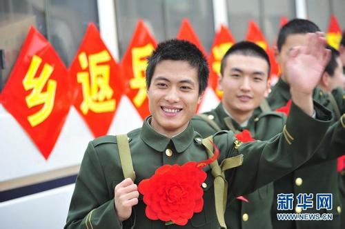 不落一人，给老兵温暖拥抱（人民时评）