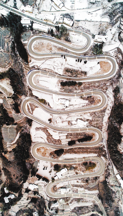 湖北恩施市太阳河乡马林村盘山公路打通了偏僻小村与外面的世界(1月28日摄)。 本报记者 雷 声摄