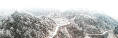 湖北恩施市新塘乡卯山村乡村公路银装素裹(1月28日摄)。 本报记者 雷 声摄