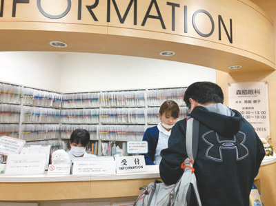 日本东京某私立医院内,工作人员正在给病人登记。 本报记者 刘军国摄