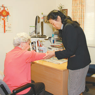 澳大利亚华裔医生刘英在为患者检查身体。 本报记者 李 锋摄