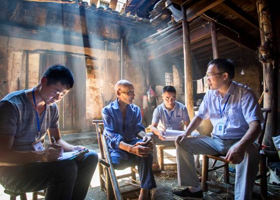 【纪检人·镜头】扶贫路上