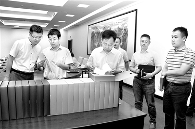 天津市纪委监委牵头组成专项督查组，通过听取汇报、调阅资料、现场问答等方式，督促各级党组织坚决打好净化政治生态主动仗。图为督查组在和平区委进行督查。李建彬 田腾飞 摄影报道