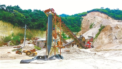 ▲图为湖南省桂阳县莲塘镇楼下村境内的常桂沙业有限责任公司非法开采山砂的事发地。（资料图片）