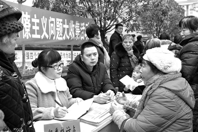 四川省乐山市沙湾区纪委监委把集中整治形式主义、官僚主义问题作为重要政治任务,通过畅通监督举报渠道,到基层接访等方式,广泛收集问题线索,对发现的问题,从严查处。图为近日该区纪检监察干部在社区收集形式主义、官僚主义问题线索。黄予涵 摄