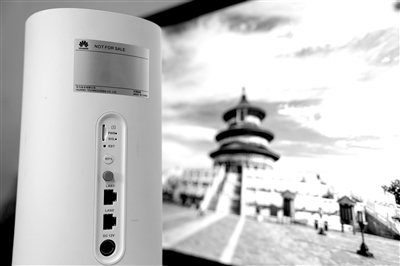 图为华为研发的一款5G终端设备，可以将5G信号转换成普通网络信号，供电脑等设备使用。新华社记者 金良快 摄