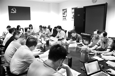 图为中央纪委国家监委案件审理室近日召开室务会，集体讨论案件。