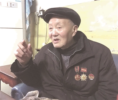 像老英雄那样一心向党