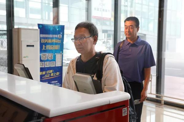 外逃18年的职务犯罪嫌疑人李海鹰回国投案