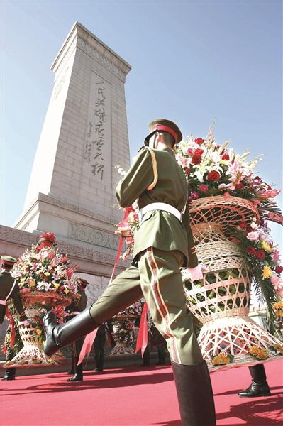 在天安门广场人民英雄纪念碑前举行的向人民英雄敬献花篮仪式。 (资料图片)