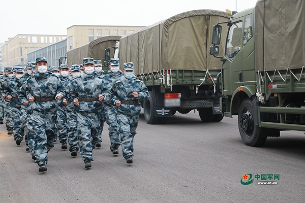 官兵准备登车执行物资运送任务