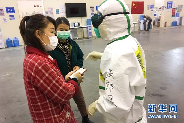 张锦星和方舱患者在一起