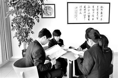 图为本案合议庭法官在讨论案情。 徐燕梅 摄