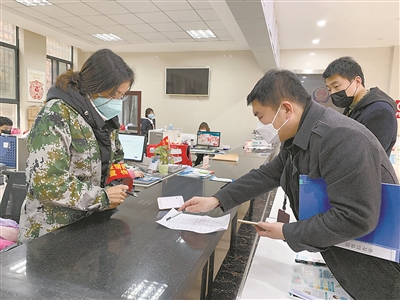 图为近日，黄石市纪委监委干部对下陆区箭楼下社区党员“双报到”情况开展督查。梅芳 摄