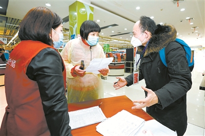 湖北省武汉市中百仓储百步亭花园路店经理张莉霞(中)在接待前来洽谈团购业务的居民小区代表(右)。 新华社记者 沈伯韩 摄