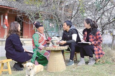 云南省大理白族自治州大理市凤仪镇纪检监察干部走村入户对惠民惠农“一卡通”发放、管理和使用中存在的违纪违法问题进行大走访、大排查,确保惠民惠农财政补贴资金发放到位。 杨志福 摄