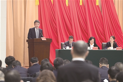 四川省成都市纪委全会专题开展区市县党委、政府和市级部门一把手述责述廉。这是温江区区长在回答与会代表的提问。  苏尧 摄