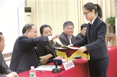 广东省佛山市通过制定一把手权力清单、开展述责述廉和民主评议等方式强化对一把手监督。图为该市经信局等5家单位党组一把手向市纪委全会述责述廉，随机抽取题目现场作答。  刘三琴 摄