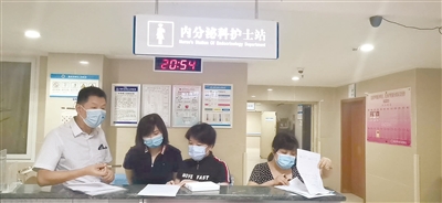 6月1日晚，重庆市南岸区医保局党组与区纪委监委驻区卫健委纪检监察组联动，采取不打招呼、直奔现场、突击检查的方式，对重庆市第五人民医院开展夜间检查，重点检查是否存在空床住院、挂床住院、冒名住院等行为。  （南岸区纪委监委供图）