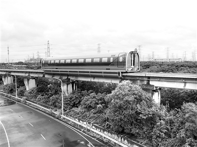 6月21日，由中车青岛四方机车车辆股份有限公司研制的时速600公里高速磁浮试验样车在磁浮试验线上成功试跑（无人机照片）。新华社发