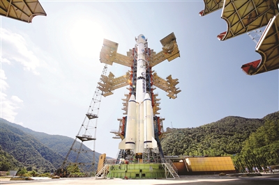 图为装载我国第55颗北斗导航卫星的长征三号乙运载火箭。 (中国航天科技集团一院供图)