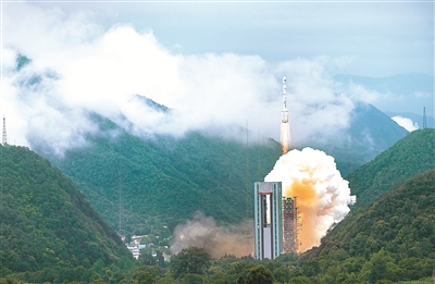 6月23日,我国北斗三号全球卫星导航系统最后一颗组网卫星在西昌卫星发射中心点火升空。新华社记者 江宏景 摄