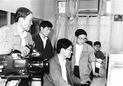 图为1995年潘云鹤（左三）指导学生做科学研究。