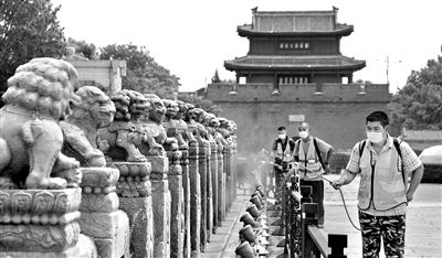 抗疫斗争中，中国共产党总揽全局、协调各方，做到了“集中力量办大事”，正是对其高度组织能力的最好验证。图为7月4日，北京市丰台区组织防疫人员对公共场所进行大规模环境消毒及疫情隐患排查。新华社记者 李欣 摄