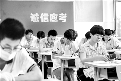今天,2020年全国高考拉开大幕。图为7月4日,考生在河北省邯郸市峰峰矿区第一中学模拟考场内考试。 新华社记者 王晓 摄