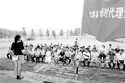 ▶浙江省龙游县组建以各行各业青年人为主体的“8090”新时代宣讲团,走进田间地头、村社广场进行宣讲。图为7月14日,在横山镇天池村,援鄂护士余娜为村民讲述自己在武汉的亲身经历。 新华社记者 翁忻旸 摄